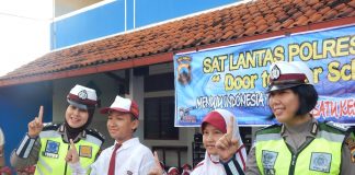 Polres Kudus Melakukan Kegiatan Door To Door School Di Mimutuku