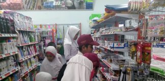 Para Siswa SD Muhammadiyah Gribig Diajak Pengenalan Pasar Tradisional Dan Modern
