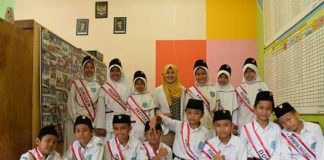 Dokter Fitri Mengunjungi SD Birrul Walidain Kudus