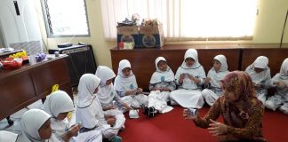 Menyulap Bahan Sampah Menjadi Kreasi Bernilai Ekonomis (PPL ke Dinas PKPLH)