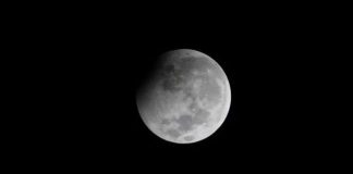 Pada Ahad 29 Oktober 2023 Akan Terjadi Gerhana Bulan Sebagian, Perlukah Salat Gerhana?
